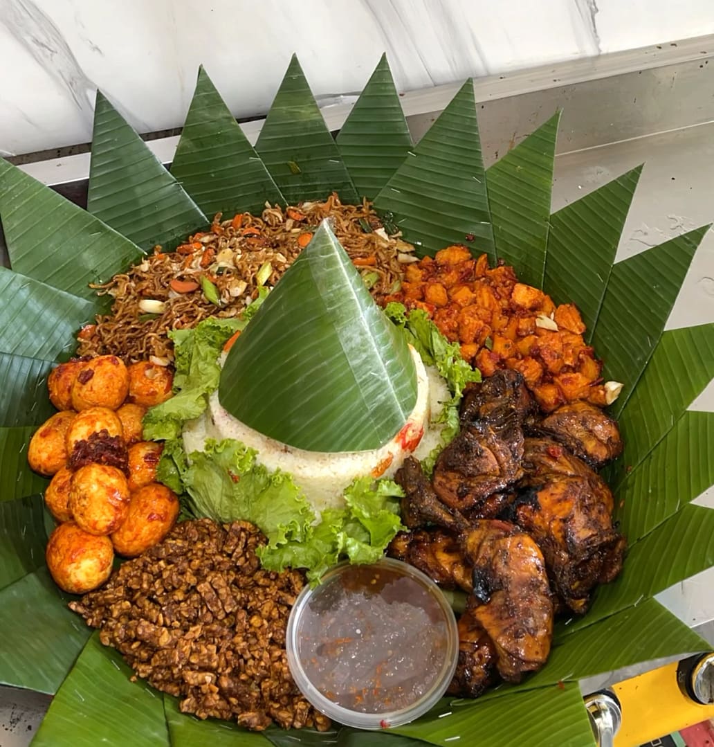 Cara-Membuat-Tumpeng-Nasi-Putih dari daun pisang segar